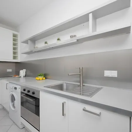 Spacious And Bright With Parking In The Center By Renters