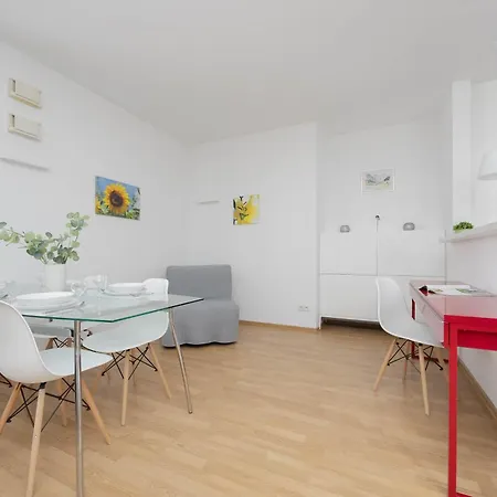 Spacious And Bright With Parking In The Center By Renters