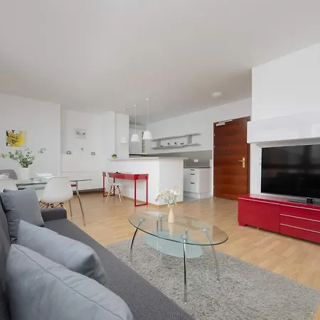 Spacious And Bright With Parking In The Center By Renters