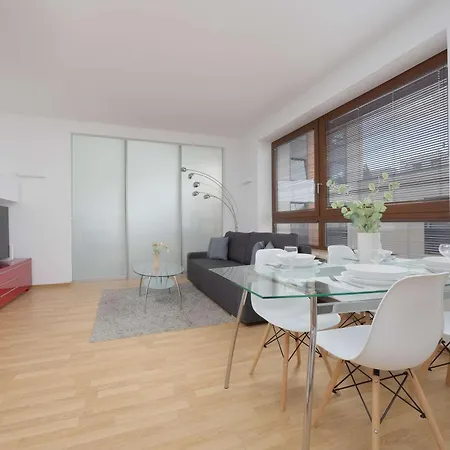 Spacious And Bright With Parking In The Center By Renters