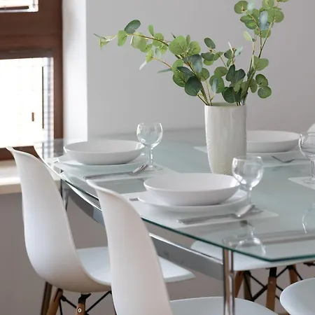 Spacious And Bright With Parking In The Center By Renters