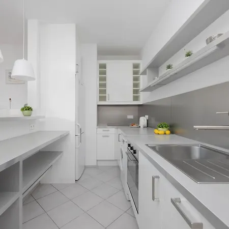 Spacious And Bright With Parking In The Center By Renters *