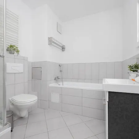 Spacious And Bright With Parking In The Center By Renters Daire Varşova