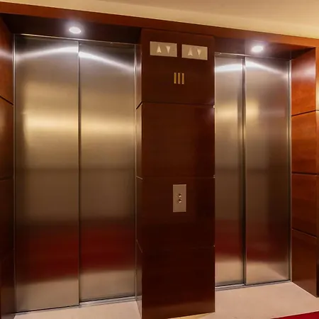 Spacious And Bright With Parking In The Center By Renters Lejlighed