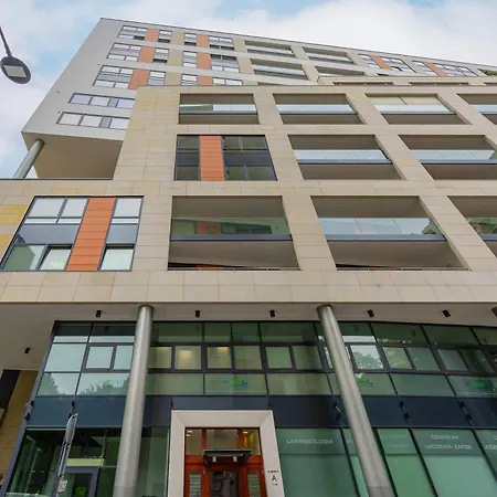 Spacious And Bright With Parking In The Center By Renters *