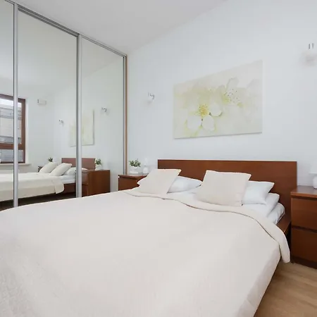 Spacious And Bright With Parking In The Center By Renters Appartement