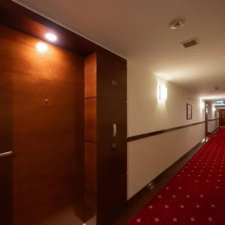 Spacious And Bright With Parking In The Center By Renters Appartement